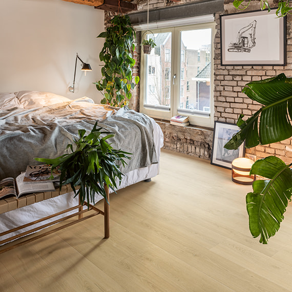 Quick-Step-laminate-SIG4763-brown-bedroom-floor-570x570.jpg